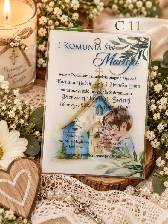 zaproszenie na komunię z kalką   chłopcem kościółkiem
